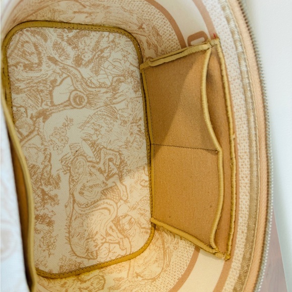 Cream Dior Travel Vanity Case - cruise 2022 collection - Picture 8 of 11